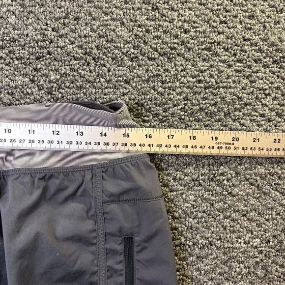 Lululemon Women’s Running Shorts Gray Size 6 Zipper Pocket - Picture 7 of 9